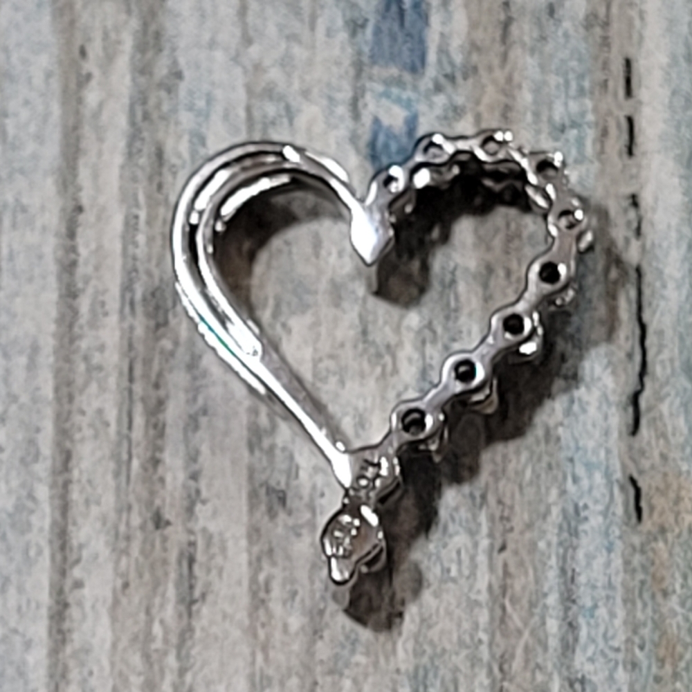 10K White Gold Open Heart Pendant. - Picture 3 of 9